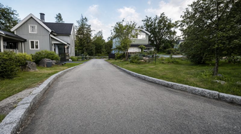 Kantsten längs väg och uppfart