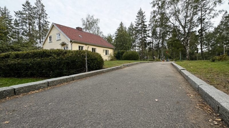 Kantsten längs väg och uppfart